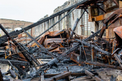 Abgebrannte Lagerhalle mit altem Hanomag Transporter