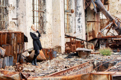 Abgebrannte Lagerhalle mit Model