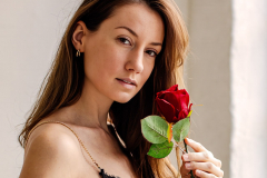 Michaela mit Rose am Fenster