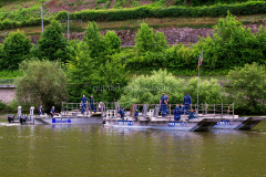 THW-Pontonbrücke, Brückenteile auf dem Neckar, beim Rangieren