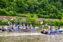 THW-Pontonbrücke, Brückenteile auf dem Neckar, beim Rangieren