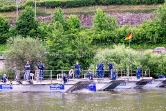 THW-Pontonbrücke, Brückenteile auf dem Neckar, beim Rangieren