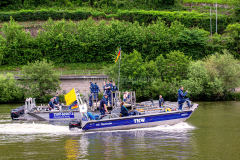 THW-Pontonbrücke, Brückenteile auf dem Neckar, beim Rangieren