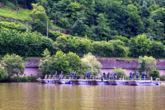 THW-Pontonbrücke, Brückenteile auf dem Neckar, beim Rangieren
