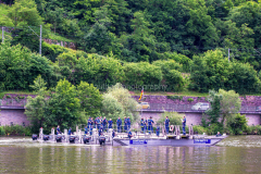 THW-Pontonbrücke, Brückenteile auf dem Neckar, beim Rangieren