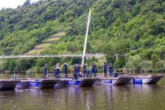 THW-Pontonbrücke, Brückenteile auf dem Neckar, beim Rangieren