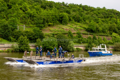 THW-Pontonbrücke, Brückenteile auf dem Neckar, beim Rangieren