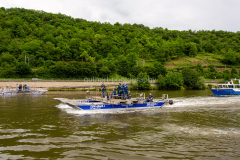 THW-Pontonbrücke, Brückenteile auf dem Neckar, beim Rangieren