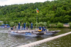 THW-Pontonbrücke, Brückenteile auf dem Neckar, beim Rangieren