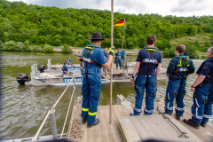 THW-Pontonbrücke, warten auf die anderen Brückenteile
