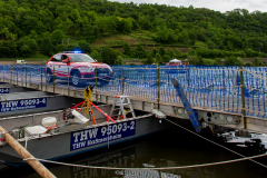 THW-Pontonbrücke, komplett mit Feuerwehrfahrzeug