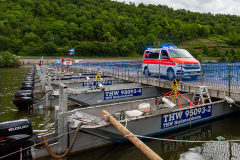 THW-Pontonbrücke, komplett mit DRK Fahrzeug