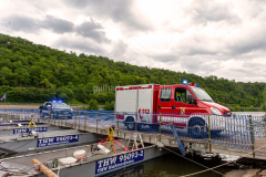 THW-Pontonbrücke, komplett mit Feuerwehrfahrzeug