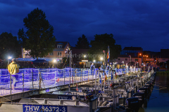 THW-Pontonbrücke, komplett, bei Nacht.