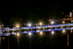 THW-Pontonbrücke, komplett, bei Nacht.