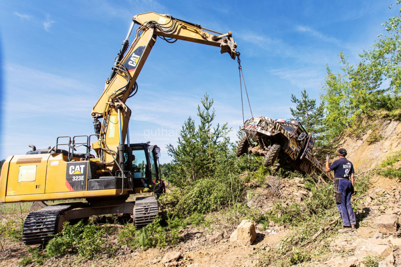 Truck-Trial, Ural -Bergung mit Bagger